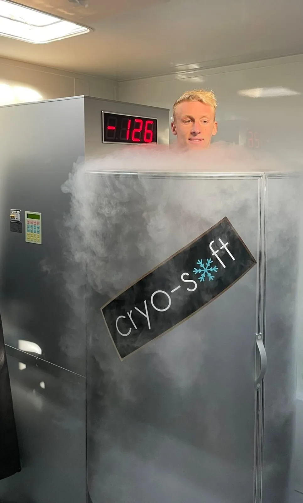 Un sportif dans la cabine de cryothérapie Cryo-Soft à -126 °C, la tête hors de la brume