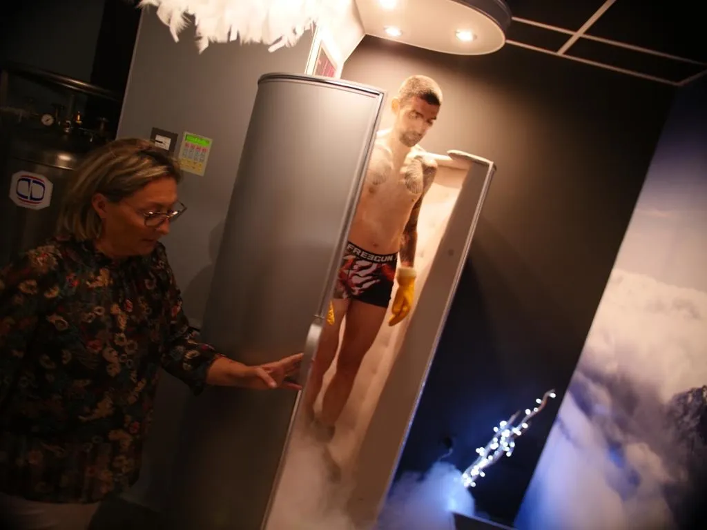 Sophie, experte en cryothérapie, accompagne une séance dans la cabine Cryo-Soft
